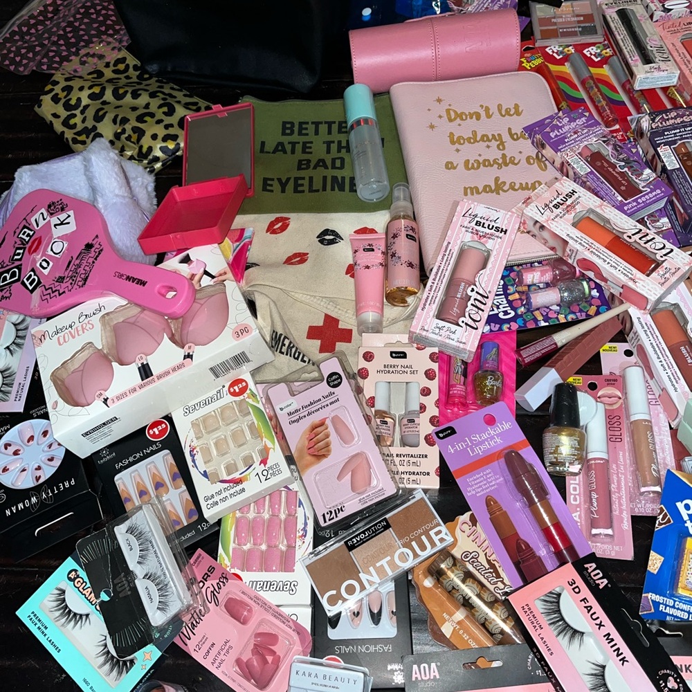 Assorted Beauty and Makeup Collection - Picture 8 of 8